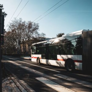 DE — Autobús con remolque